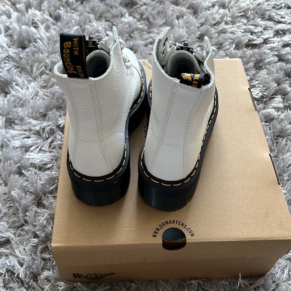 BNWB White Dr. Martens Sinclair Boots - Picture 12 of 14